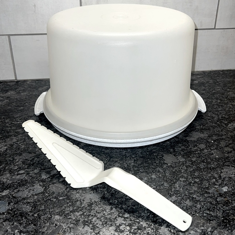 FREE Tupperware cake server with purchase of cake keeper. 11x6. Excellent cond
